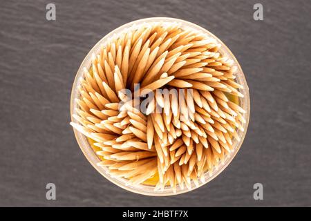 Diversi stuzzicadenti in legno su una pietra ardesia, primo piano, vista dall'alto. Foto Stock