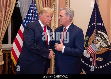 Il presidente Donald Trump e il congressista Kevin McCarthy ca. 7 febbraio 2020 Foto Stock