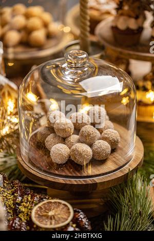 Palle di cioccolato e biscotti con fiaccole di cocco, snack dolci Foto Stock