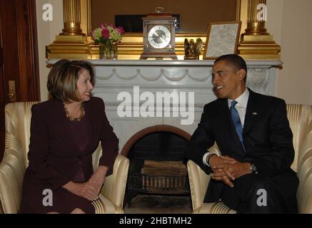 Presidente della Camera Nancy Pelosi incontro con il Presidente eletto Barack Obama ca. Tra il 2008 e il 2009 Foto Stock