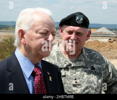 Il senatore Robert Byrd e l'Adjutant General Allen Tackett del West Virginia, durante una visita, date un'occhiata di prima mano alla costruzione dell'Ala Airlift 167th della Guardia Nazionale. 17 agosto 2006 Foto Stock