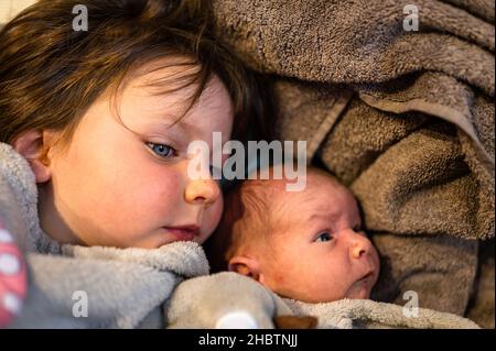 Una giovane ragazza e suo fratello neonato. Foto Stock
