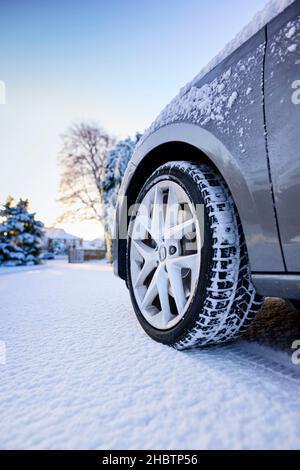 Auto dotata di pneumatici invernali Foto Stock
