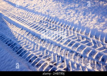 Tracce di pneumatici invernali lasciate nella neve Foto Stock