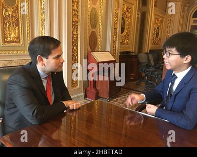 Il senatore Marco Rubio incontra l'attivista pro-democrazia Joshua Wong ca. 17 novembre 2016 Foto Stock