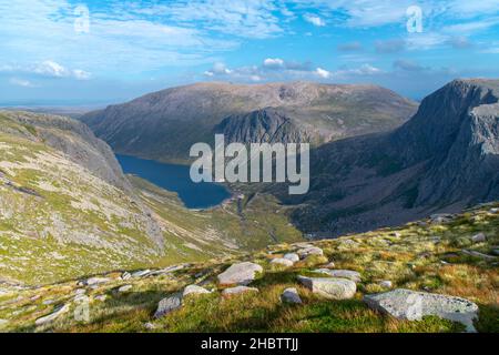 Una vista sul fiume Avon nel Parco Nazionale di Cairngorms in Scozia, Regno Unito Foto Stock