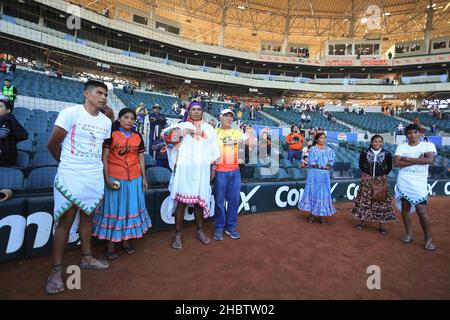 María Lorena Ramírez Hernández corredora de fondo mexicana de la comunidad indígena rarámuri se presento en el estadio sonora para el lanzamiento de l Foto Stock