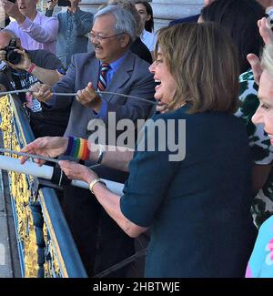 Il congresswoman Pelosi e il sindaco ed Lee innalzano la bandiera dell'arcobaleno al municipio di San Francisco in celebrazione del LGBTQ Pride. La cerimonia ha onorato la memoria di Gilbert Baker, creatore dell'iconica bandiera arcobaleno che è diventato un simbolo della comunità LGBTQ riconosciuta in tutto il mondo. CA. 19 giugno 2017 Foto Stock