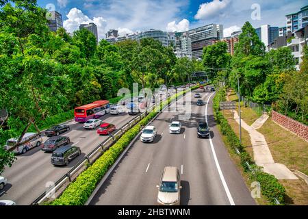 SINGAPORE - 31st DICEMBRE 2019: Traffico di auto lungo una strada principale della città Foto Stock