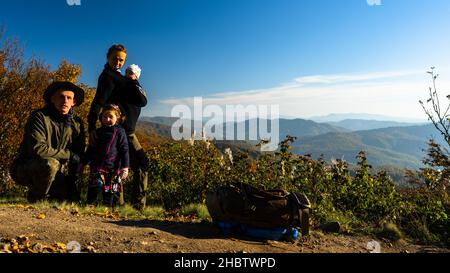La famiglia in montagna. Foto Stock