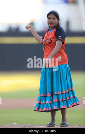 María Lorena Ramírez Hernández corredora de fondo mexicana de la comunidad indígena rarámuri se presento en el estadio sonora para el lanzamiento de l Foto Stock