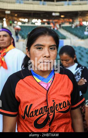 María Lorena Ramírez Hernández corredora de fondo mexicana de la comunidad indígena rarámuri se presento en el estadio sonora para el lanzamiento de l Foto Stock