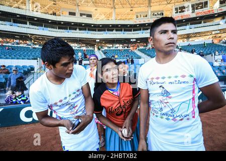 María Lorena Ramírez Hernández corredora de fondo mexicana de la comunidad indígena rarámuri se presento en el estadio sonora para el lanzamiento de l Foto Stock