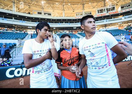 María Lorena Ramírez Hernández corredora de fondo mexicana de la comunidad indígena rarámuri se presento en el estadio sonora para el lanzamiento de l Foto Stock