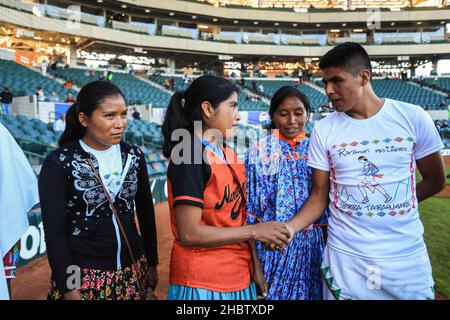 María Lorena Ramírez Hernández corredora de fondo mexicana de la comunidad indígena rarámuri se presento en el estadio sonora para el lanzamiento de l Foto Stock