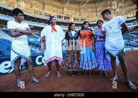 María Lorena Ramírez Hernández corredora de fondo mexicana de la comunidad indígena rarámuri se presento en el estadio sonora para el lanzamiento de l Foto Stock