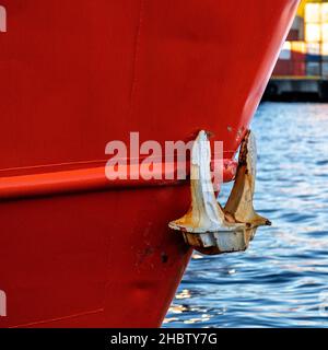 Primo piano di ancoraggio della piccola nave da carico Rani, ormeggiata a Damsgaardsundet, nel porto di Bergen, Norvegia. Foto Stock