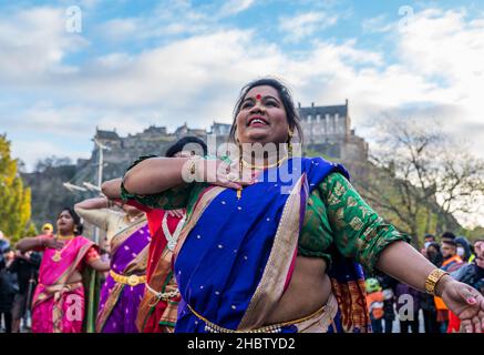 Ballerine indiane al festival Diwali, con il castello di Edimburgo sullo sfondo, Edimburgo, Scozia, Regno Unito Foto Stock