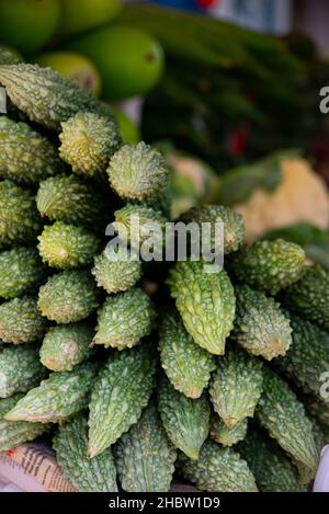 Meloni amari in vendita in un mercato alimentare in Little India, Singapore Foto Stock