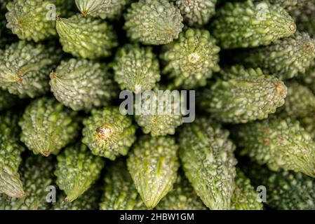 Meloni amari in vendita in un mercato alimentare in Little India, Singapore Foto Stock