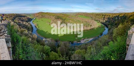 Regno Unito, Inghilterra, Gloucestershire. Vista panoramica della valle di Wye (in aprile) dal punto di osservazione Symonds Yat Rock. Il bird watcher sta guardando i falchi di Peregrin. Foto Stock