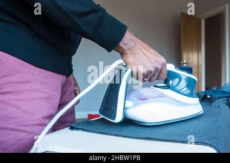 Abbigliamento polo maschile indiano per adulti di mezza età su un supporto in ferro borad Foto Stock