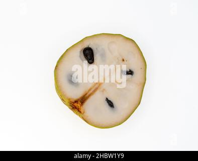 Cherimoya ha tagliato frutta tropicale isolato su bianco Foto Stock