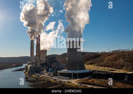 Vista aerea della centrale elettrica a carbone conosciuta come Fort Martin fuori Morgantown, WV Foto Stock