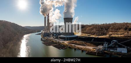 Vista aerea della centrale elettrica a carbone conosciuta come Fort Martin fuori Morgantown, WV Foto Stock