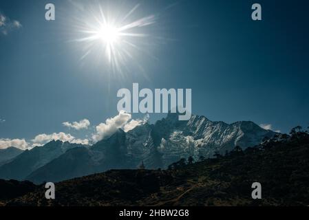 Vista panoramica del massiccio del Monte Everest (tra cui Nuptse e Lhotse) e Ama Dablam da Namche Bazar, Himalaya, Nepal. Foto di alta qualità Foto Stock