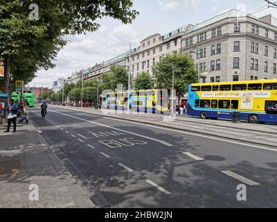 DUBLINO, IRLANDA - Lug 04, 2019: Una strada vuota a Dublino con fila di autobus Foto Stock