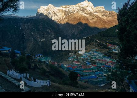 Vista panoramica del massiccio del Monte Everest (tra cui Nuptse e Lhotse) e Ama Dablam da Namche Bazar, Himalaya, Nepal. Foto di alta qualità Foto Stock