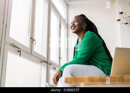 Ritratto di una donna creativa sorridente in un moderno ufficio loft Foto Stock