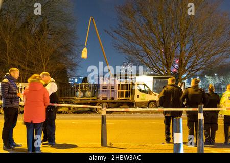 Greenwich, Londra, Regno Unito. 21 dicembre 2021. Polizia, vigili del fuoco e paramedici erano sulla scena per un incidente stradale su Eltham Road. Chiusura della strada e traffico in coda su A20 tra Lee Green e l'incrocio di Kidbrooke Park Road dal tardo pomeriggio 15:30. La congestione dell'ora di punta della sera si sta accumulando sulla strada circolare sud nell'area circostante. Credit: Xiu Bao/Alamy Live News Foto Stock