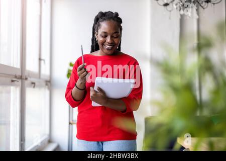 Ritratto di una donna creativa sorridente in un moderno ufficio loft Foto Stock