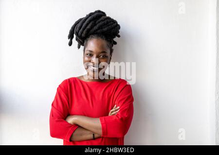 Ritratto di una giovane donna sorridente in casa Foto Stock