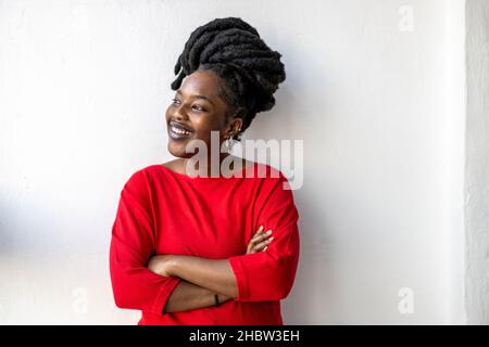 Ritratto di una giovane donna sorridente in casa Foto Stock