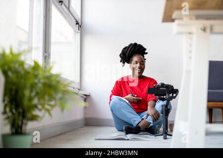 Vlogger femminile che fa video sui social media Foto Stock
