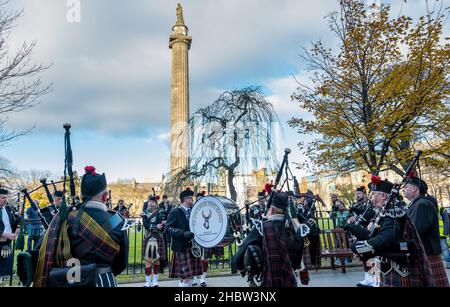 Band scozzese di pipe che indossa i kilt che suonano al festival di Diwali, St Andrew Square, Edimburgo, Scozia, Regno Unito Foto Stock