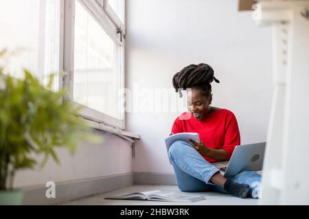 Giovane donna che lavora in un'azienda creativa di start-up Foto Stock