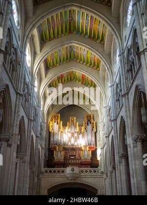 Cattedrale dell'Almudena navata principale verso l'organo, Madrid Foto Stock