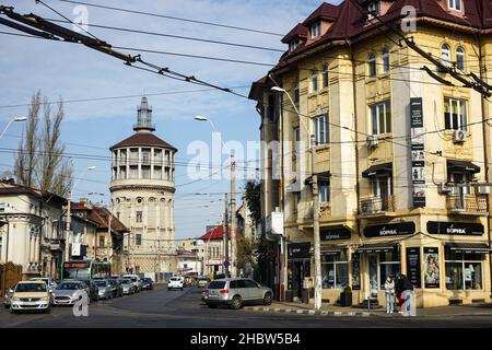 Bucarest, Romania - 18 novembre 2021: Foisorul de foc, la torre dei vigili del fuoco, costruita nel 1890, è un edificio alto 42 metri che è stato utilizzato in passato come obs Foto Stock