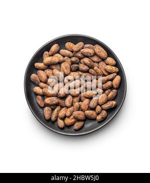 Fagioli di cacao secchi su piastra isolati su sfondo bianco. Foto Stock