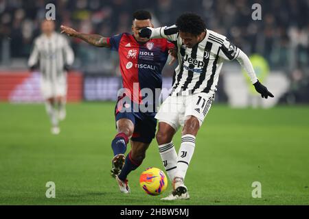 Torino, 21st dicembre 2021. Dalbert di Cagliari sfida Juan Cuadrado di Juventus durante la Serie A allo Stadio Allianz di Torino. Il credito d'immagine dovrebbe essere: Jonathan Moscrop / Sportimage Foto Stock