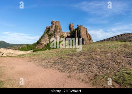 BELOGRADCHIK, BULGARIA - 22 MAGGIO 2021: Rovine della fortezza medievale di Belogradchik conosciuta come Kaleto, regione di Vidin, Bulgaria Foto Stock