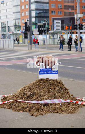 POZNAN, POLONIA - 31 maggio 2017: Un colpo verticale di un mucchio di rifiuti di elefante su un marciapiede di Roosevelt strada a Poznan Foto Stock