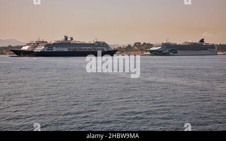 Kerkyra, Corfù, Grecia - 30 luglio 2021: NCL Norwegian Jade, Holland America Line Zaandam e Volendam navi da crociera di lusso ormeggiate nel porto passeggeri. Foto Stock