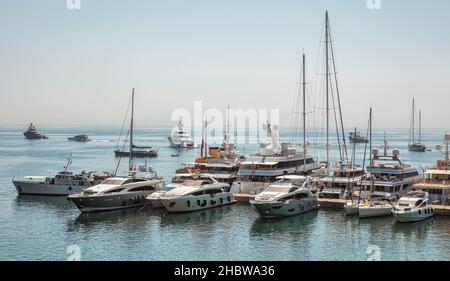 Kerkyra, Corfù, Grecia - 31 luglio 2021: Barche e yacht di lusso ormeggiati nel porto turistico. Foto Stock