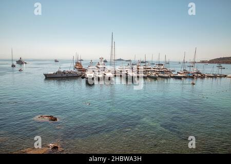 Kerkyra, Corfù, Grecia - 31 luglio 2021: Barche e yacht di lusso ormeggiati nel porto turistico. Foto Stock