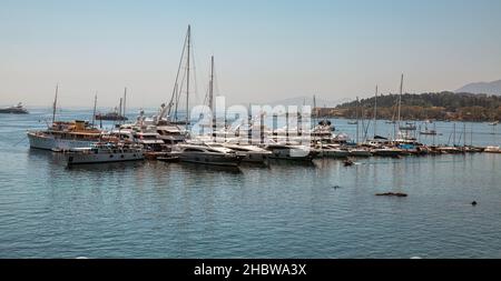 Kerkyra, Corfù, Grecia - 31 luglio 2021: Barche e yacht di lusso ormeggiati nel porto turistico. Foto Stock